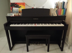 YAMAHA CLP 575 WOODEN KEY  PIANO FOR SALE