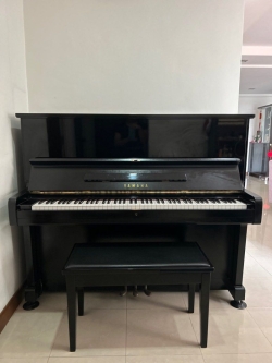 YAMAHA U2 BLACK UPRIGHT PIANO WITH ONE YEAR WARRANTY 